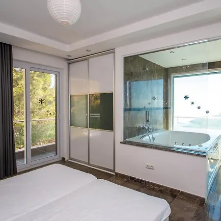 4 Bedroom - White Village